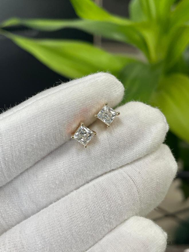 超美的一款公主方钻石耳钉AG真人平台随意搭配都(图1) 超美的一款公主方钻石耳钉AG真人平台随意搭配都(图1)